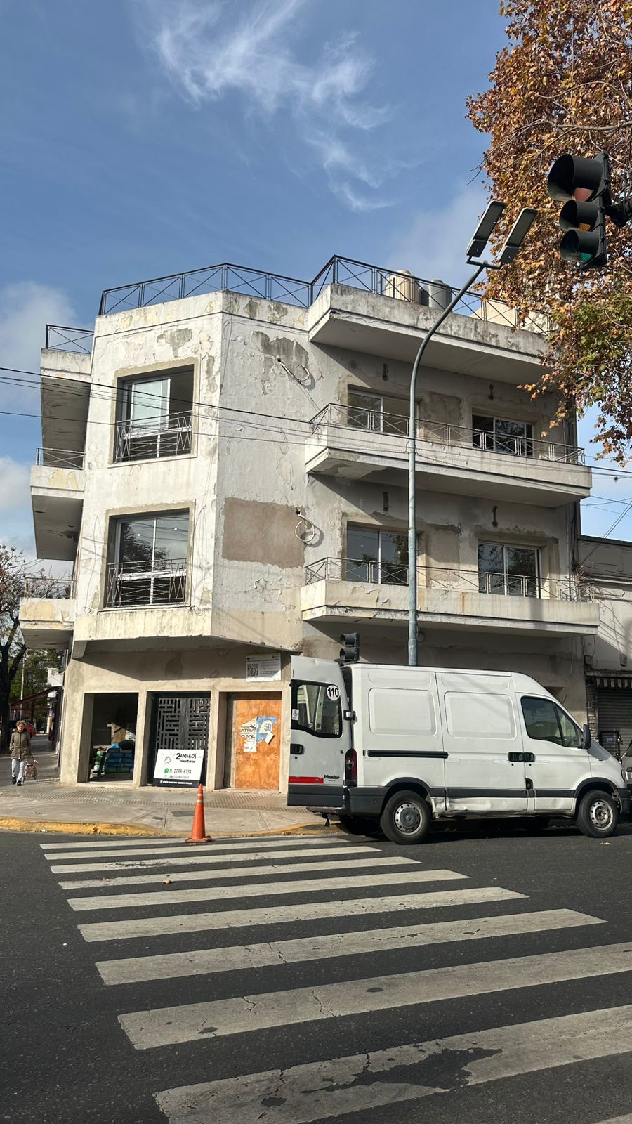 Ventanas y rejas instaladas en edificio — Pensión de Argentinos Juniors, Paternal, CABA